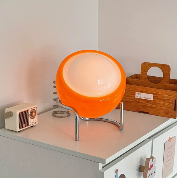 Lampe de chevet boule orange Gelb en situation