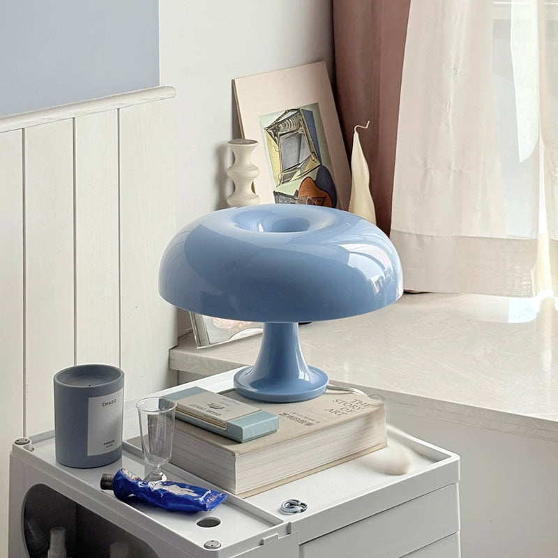 Lampe de chevet champignon bleue en situation dans une chambre